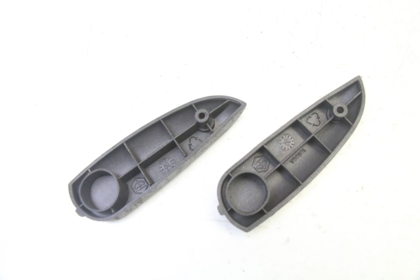 photo de PAIRE CALE PIED ARRIERE PIAGGIO LIBERTY 4T 50 (2009 - 2015) - Autre angle de vue