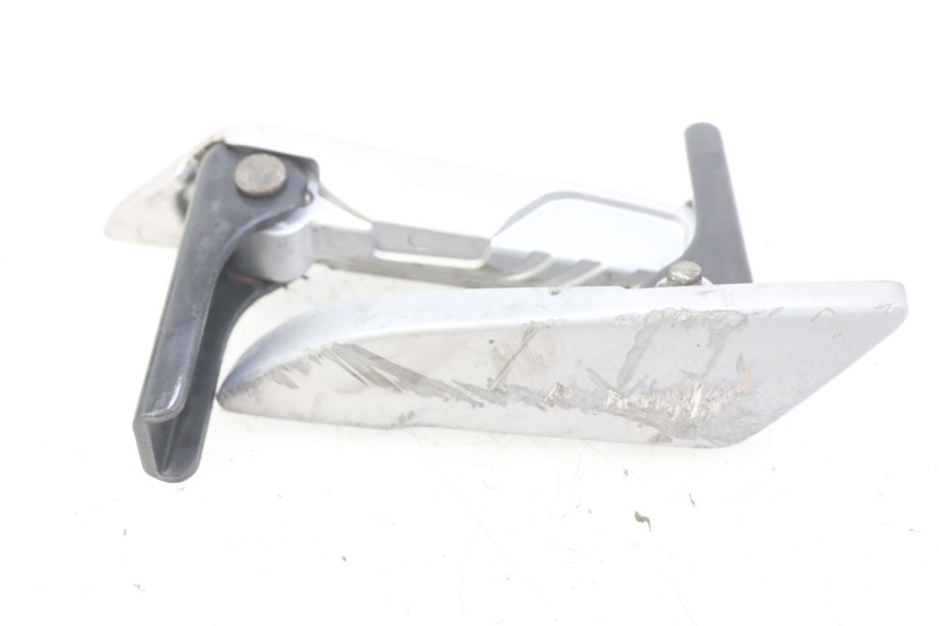 photo de PAIRE CALE PIED ARRIERE PIAGGIO LIBERTY IGET 4T 50 (2015 - 2020) - Gros plan technique