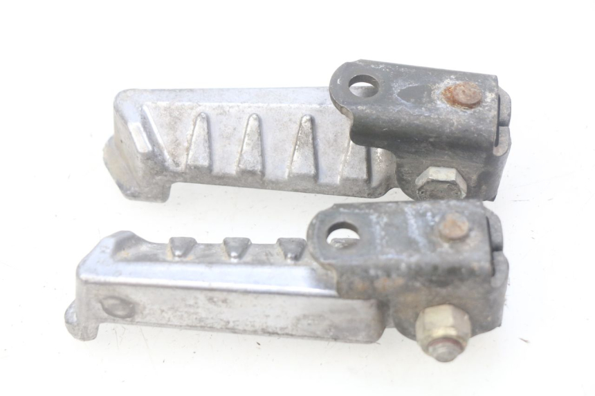 photo de PAIRE CALE PIED ARRIERE PEUGEOT LUDIX 50 (2005 - 2007) - Autre angle de vue