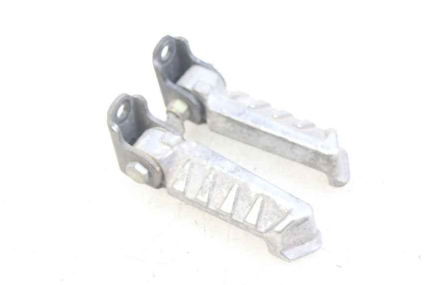 photo de PAIRE CALE PIED ARRIERE PEUGEOT LUDIX 50 (2005 - 2007) - Gros plan technique