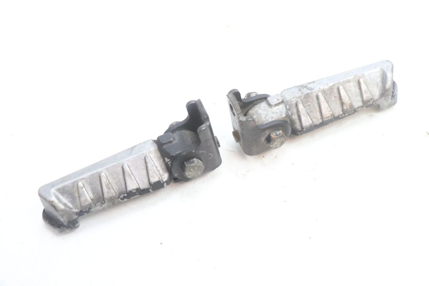 photo de PAIRE CALE PIED ARRIERE PEUGEOT LUDIX ONE 50 (2004 - 2013) - Zoom état d’usage