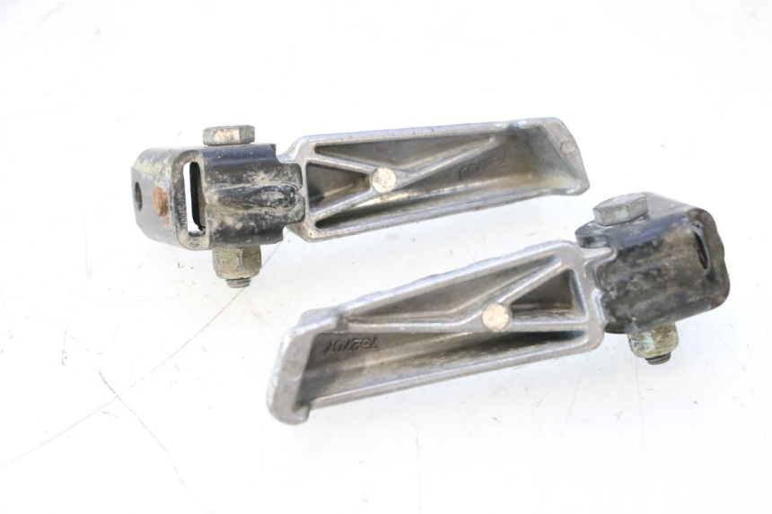 photo de PAIRE CALE PIED ARRIERE PEUGEOT LUDIX ONE 50 (2004 - 2006) - Autre angle de vue