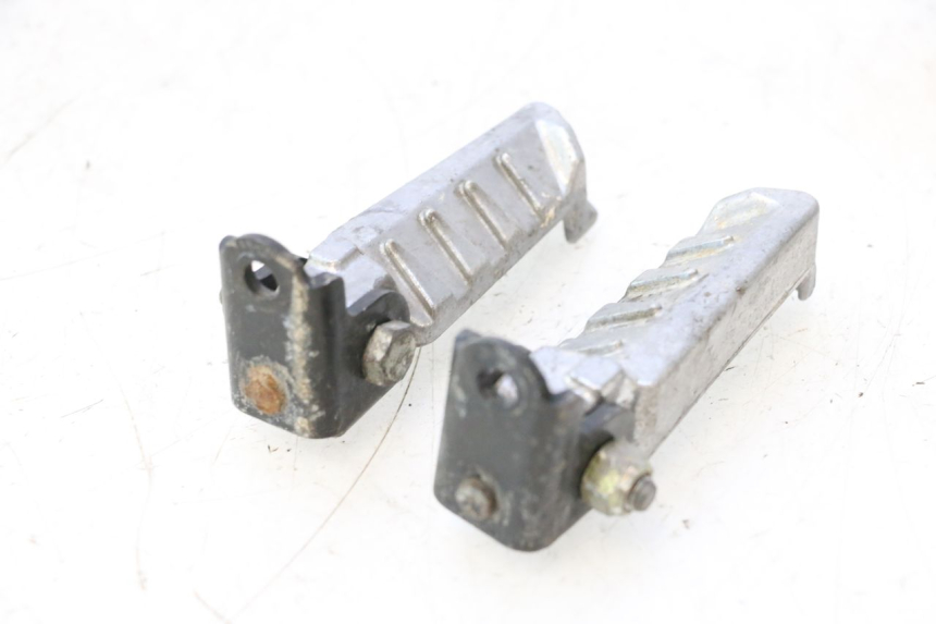 photo de PAIRE CALE PIED ARRIERE PEUGEOT LUDIX ONE 50 (2004 - 2006) - Gros plan technique