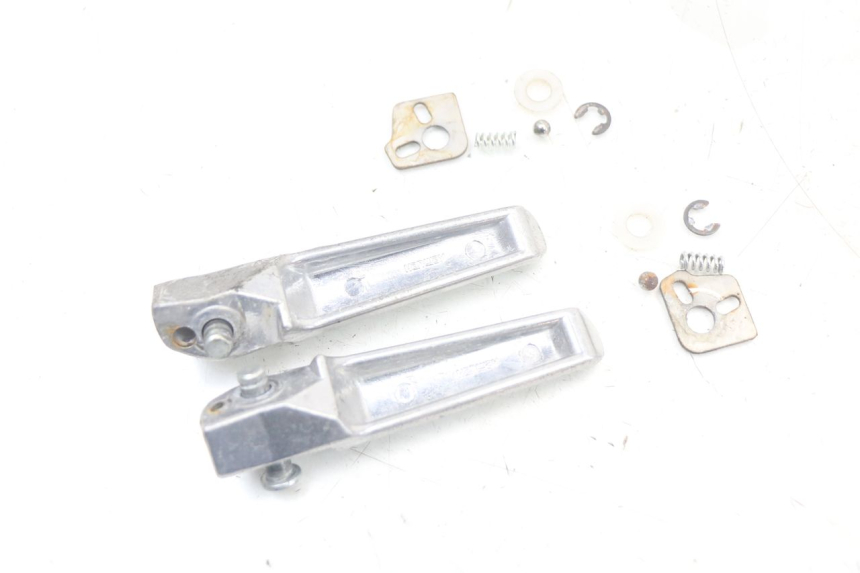 photo de PAIRE CALE PIED ARRIERE MASAI SCRAMBLER SPORT 125 (2021 - 2025) - Gros plan technique