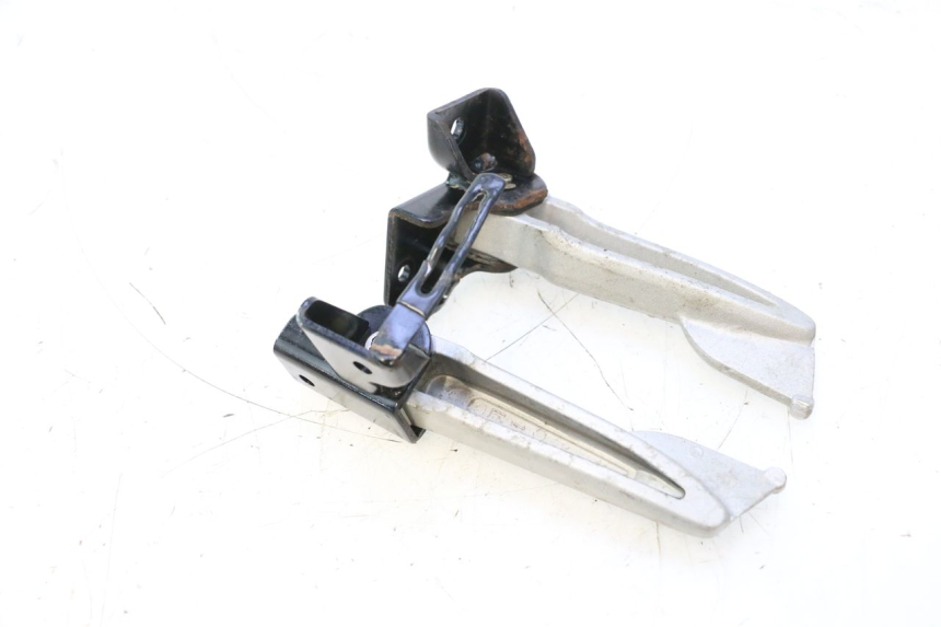 photo de PAIRE CALE PIED ARRIERE SYM MIO 50 (2005 - 2010) - Autre angle de vue