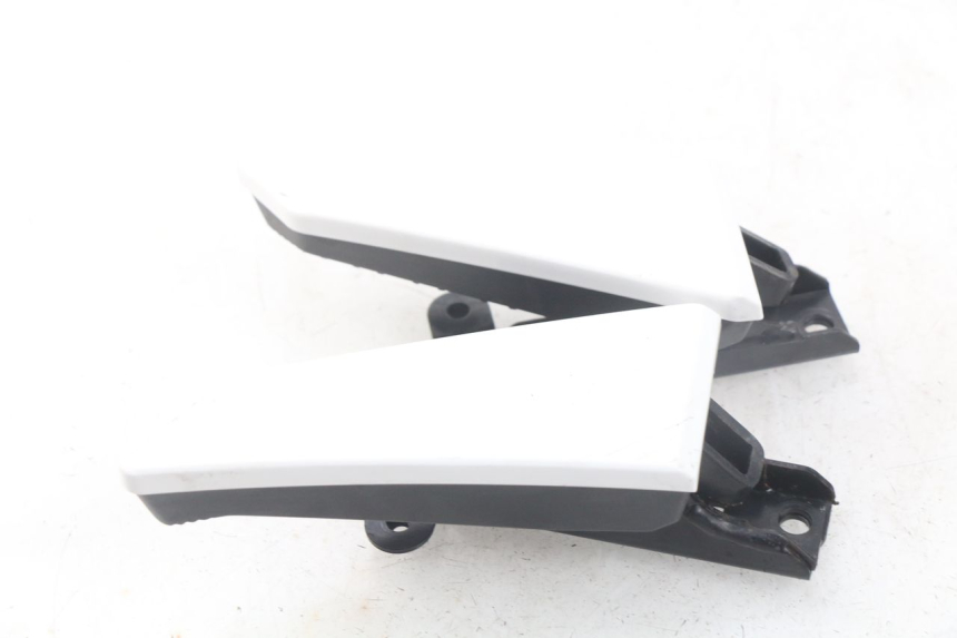 photo de PAIRE CALE PIED ARRIERE MBK MW TRYPTIK 125 (2017 - 2022) - Gros plan technique