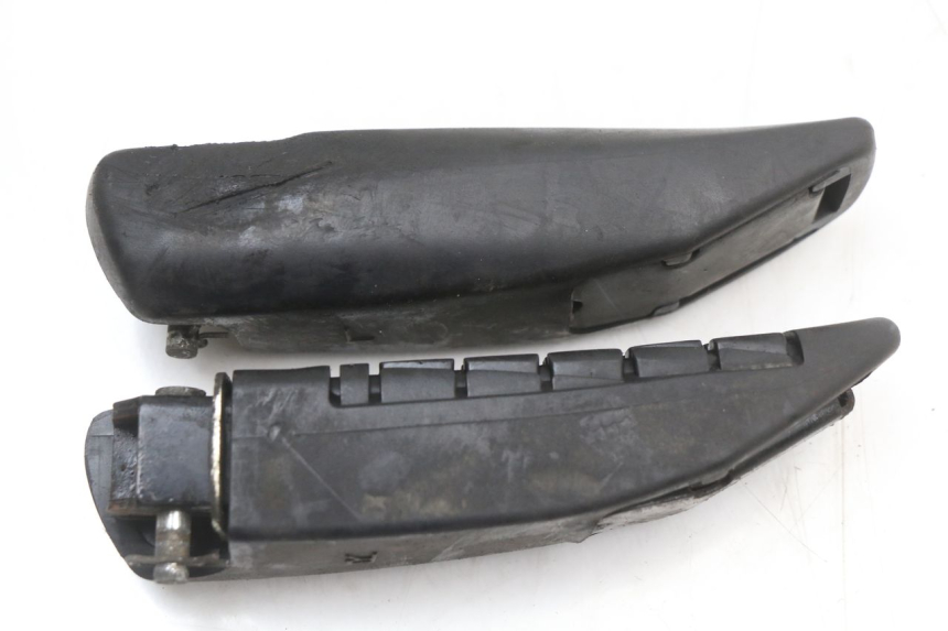 photo de PAIRE CALE PIED ARRIERE MBK MW TRYPTIK 125 (2014 - 2016) - Gros plan technique