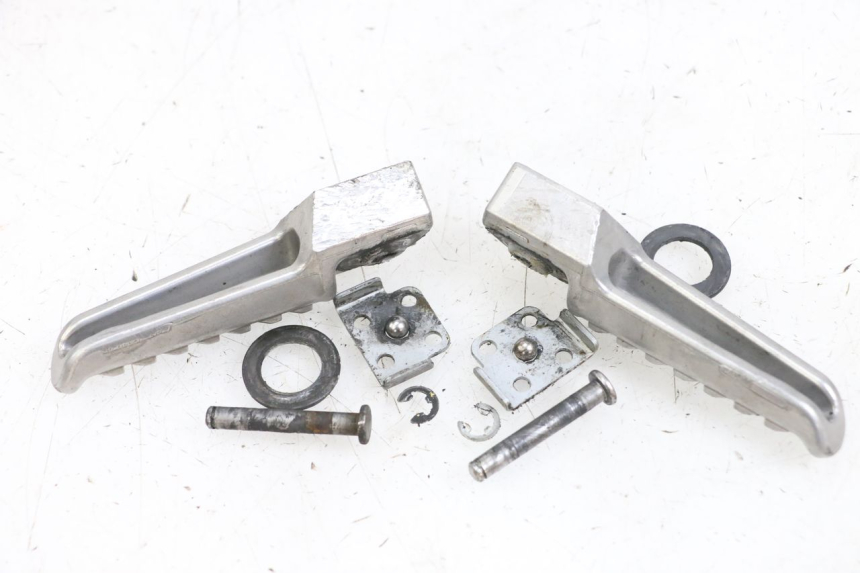 photo de PAIRE CALE PIED ARRIERE KAWASAKI NINJA 400 (2018 - 2023) - Zoom état d’usage