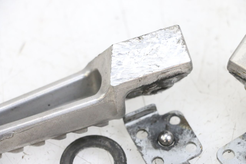 photo de PAIRE CALE PIED ARRIERE KAWASAKI NINJA 400 (2018 - 2023) - Autre angle de vue