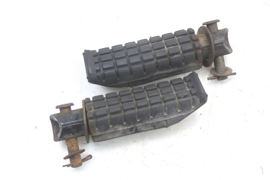 photo de PAIRE CALE PIED ARRIERE HONDA NTV DEAUVILLE 650 (1998 - 2001) - Détail de la pièce