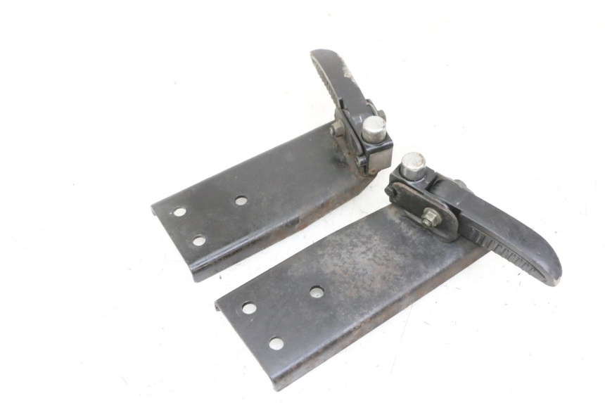 photo de PAIRE CALE PIED ARRIERE JM MOTORS OLDIES GT 4T 50 (2018 - 2025) - Gros plan technique