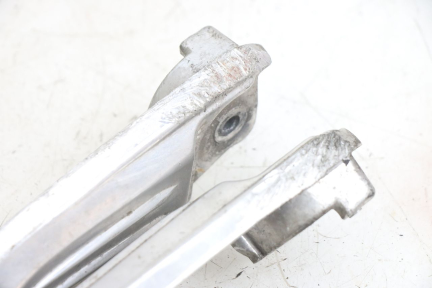 photo de PAIRE CALE PIED ARRIERE HONDA PCX (JF28) 125 (2009 - 2011) - Zoom état d’usage