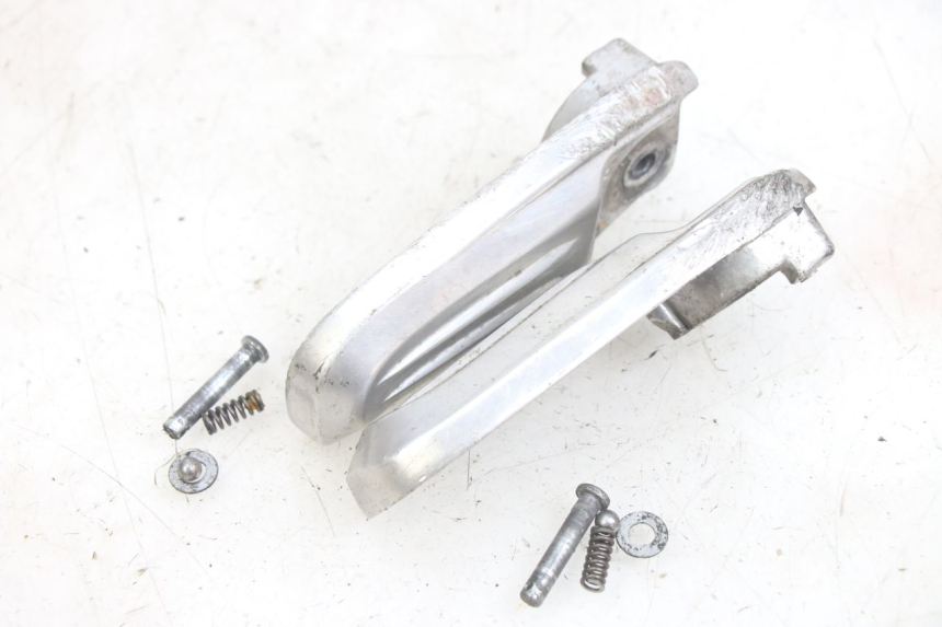 photo de PAIRE CALE PIED ARRIERE HONDA PCX (JF28) 125 (2009 - 2011) - Autre angle de vue