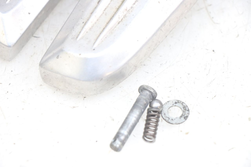 photo de PAIRE CALE PIED ARRIERE HONDA PCX (JF28) 125 (2009 - 2011) - Gros plan technique