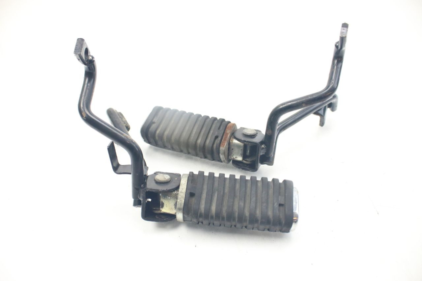 photo de PAIRE CALE PIED ARRIERE KYMCO PEOPLE 250 (2004 - 2008) - Gros plan technique