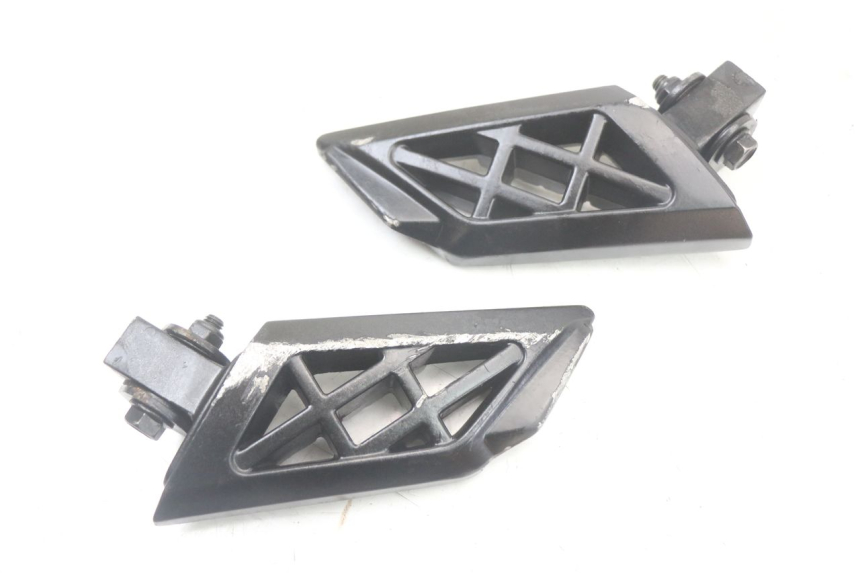 photo de PAIRE CALE PIED ARRIERE PEUGEOT STREETZONE 4T 50 (2018 - 2023) - Détail de la pièce