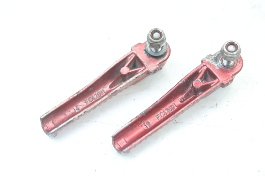 photo de PAIRE CALE PIED ARRIERE PEUGEOT TKR TREKKER FURIOUS 50 (2005 - 2014) - Gros plan technique