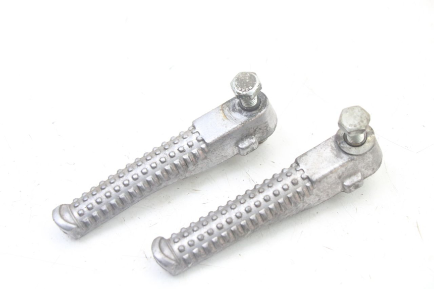 photo de PAIRE CALE PIED ARRIERE PEUGEOT TREKKER TKR 50 (2005 - 2014) - Zoom état d’usage