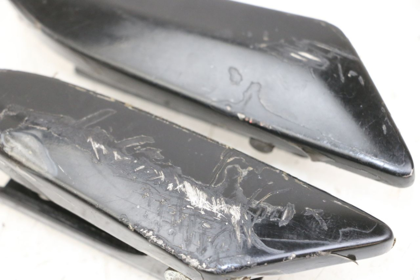 photo de PAIRE CALE PIED ARRIERE PIAGGIO LIBERTY IGET 4T 50 (2021 - 2025) - Gros plan technique