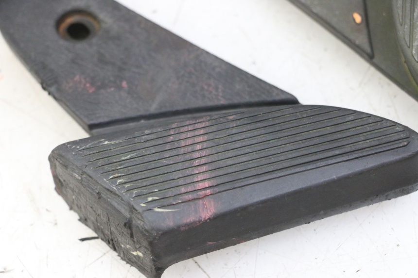 photo de PAIRE CALE PIED ARRIERE PIAGGIO VESPA S 2T 50 (2007 - 2014) - Détail de la pièce