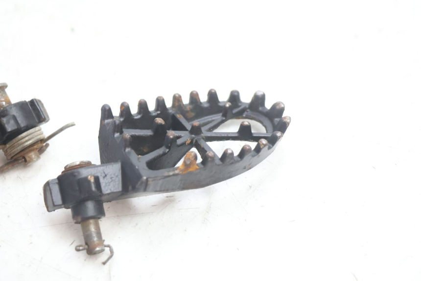 photo de PAIRE CALE PIED ARRIERE APOLLO RFZ 125 - Zoom état d’usage