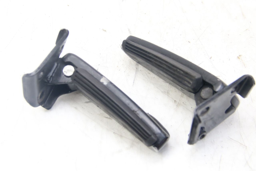 photo de PAIRE CALE PIED ARRIERE GILERA RUNNER SP 50 (2009 - 2017) - Gros plan technique