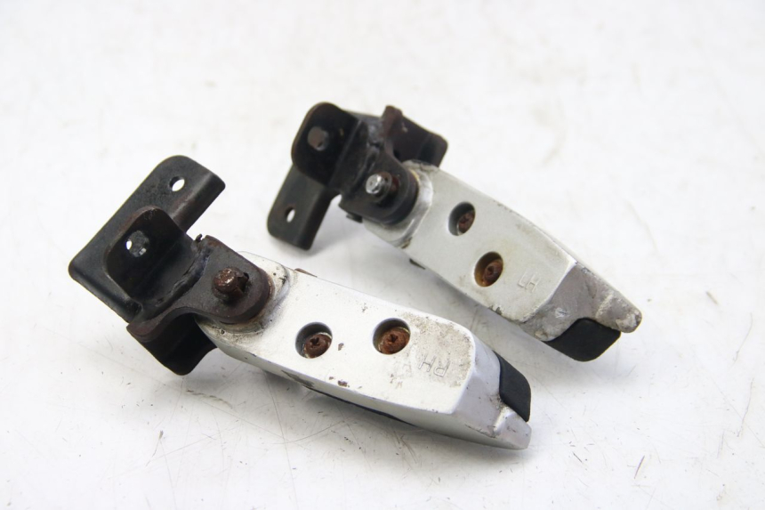 photo de PAIRE CALE PIED ARRIERE DAELIM S3 125 (2010 - 2017) - Zoom état d’usage