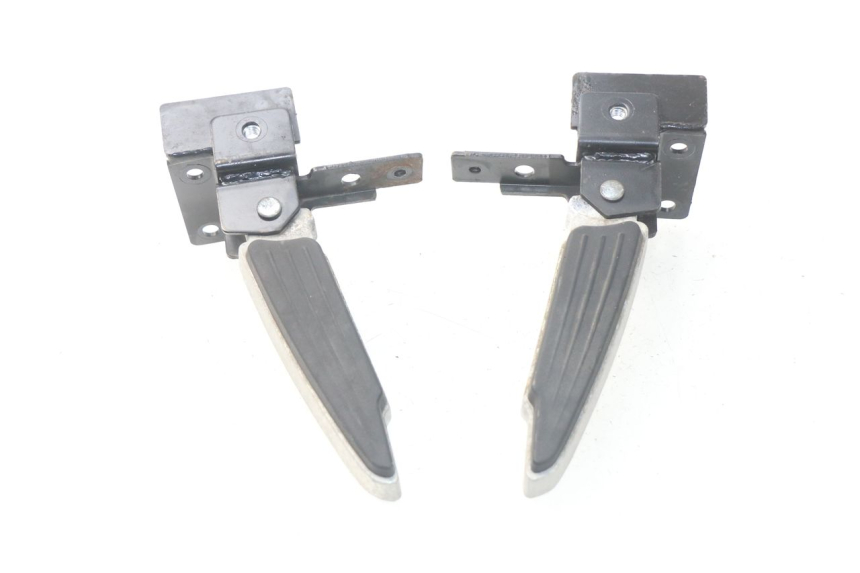 photo de PAIRE CALE PIED ARRIERE PEUGEOT SATELIS 300 (2012 - 2015) - Gros plan technique