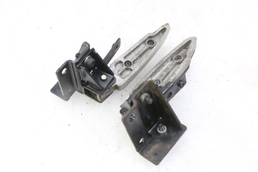 photo de PAIRE CALE PIED ARRIERE PEUGEOT SATELIS 125 (2013 - 2018) - Autre angle de vue