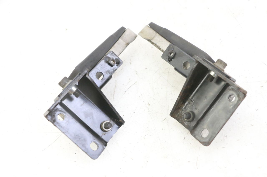 photo de PAIRE CALE PIED ARRIERE PEUGEOT SATELIS 125 (2013 - 2018) - Gros plan technique