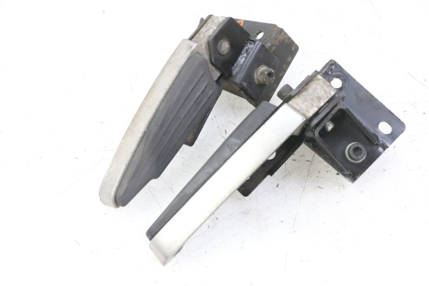 photo de PAIRE CALE PIED ARRIERE PEUGEOT SATELIS 125 (2013 - 2018) - Points de fixation