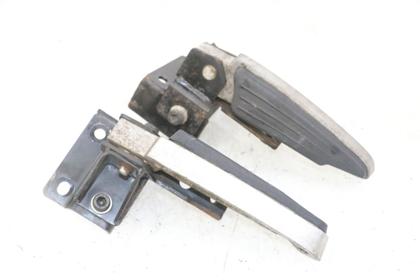 photo de PAIRE CALE PIED ARRIERE PEUGEOT SATELIS 125 (2013 - 2018) - Gros plan technique