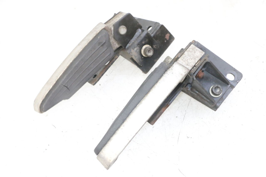 photo de PAIRE CALE PIED ARRIERE PEUGEOT SATELIS 125 (2013 - 2018) - Vue d’ensemble