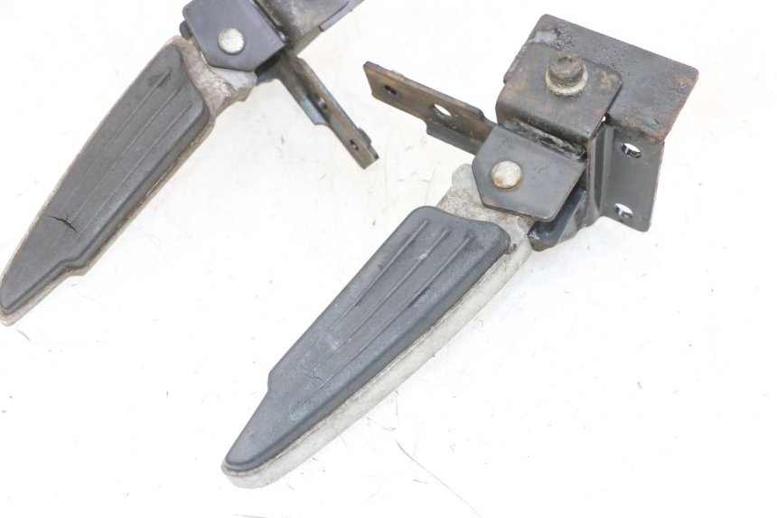 photo de PAIRE CALE PIED ARRIERE PEUGEOT SATELIS 125 (2013 - 2018) - Points de fixation