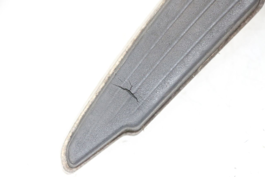 photo de PAIRE CALE PIED ARRIERE PEUGEOT SATELIS 125 (2013 - 2018) - État de surface