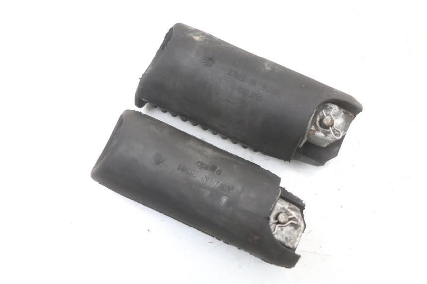 photo de PAIRE CALE PIED ARRIERE APRILIA SCARABEO GT 125 (1999 - 2007) - Gros plan technique