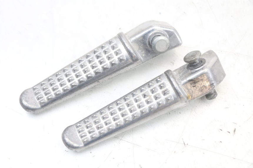 photo de PAIRE CALE PIED ARRIERE MASAI SCRAMBLER SPORT 125 (2021 - 2025) - Zoom état d’usage