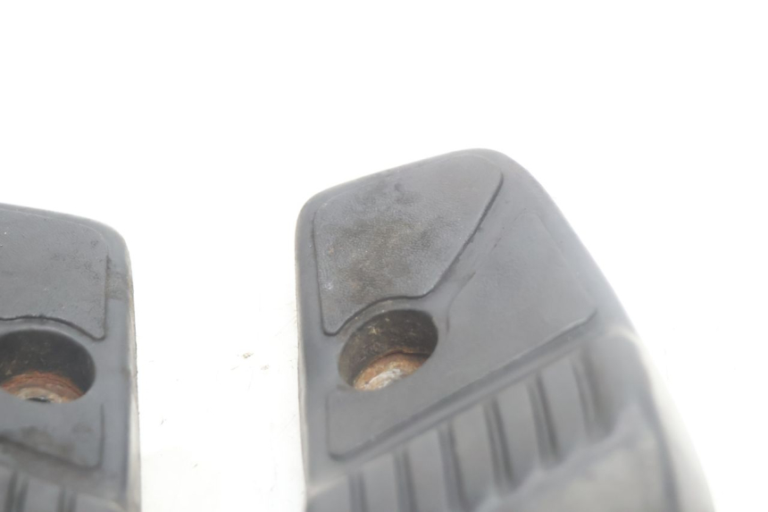 photo de PAIRE CALE PIED ARRIERE HONDA SCV LEAD 100 (2003 - 2007) - Gros plan technique