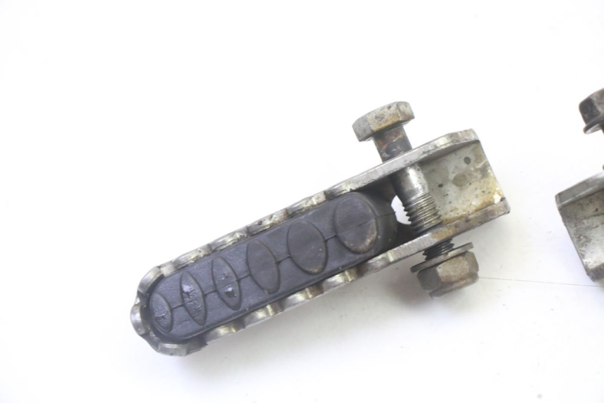 photo de PAIRE CALE PIED ARRIERE DERBI SENDA SM DRD 50 (2008 - 2013) - Détail de la pièce