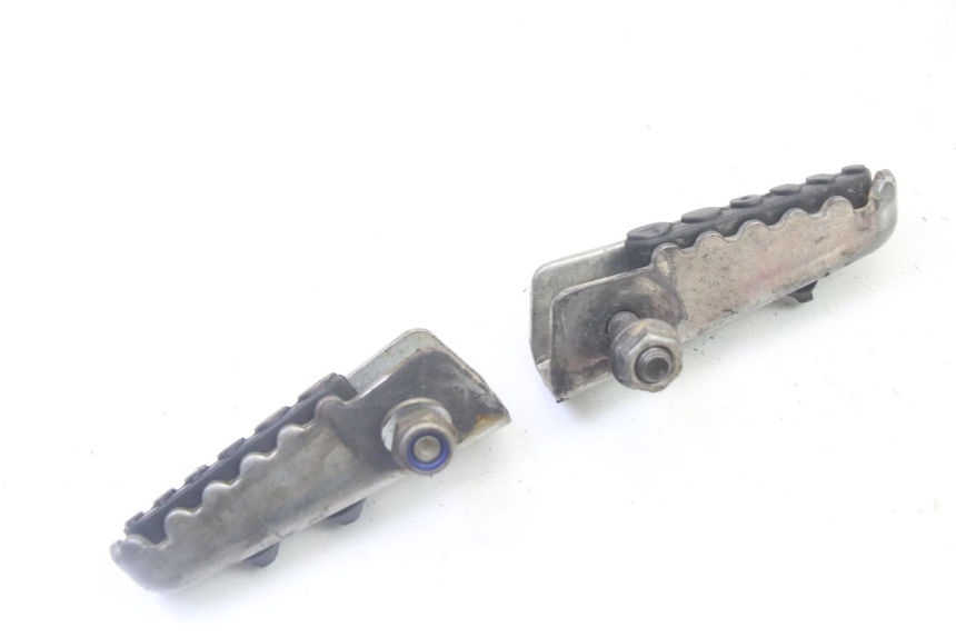 photo de PAIRE CALE PIED ARRIERE DERBI SENDA SM DRD 50 (2008 - 2013) - Gros plan technique