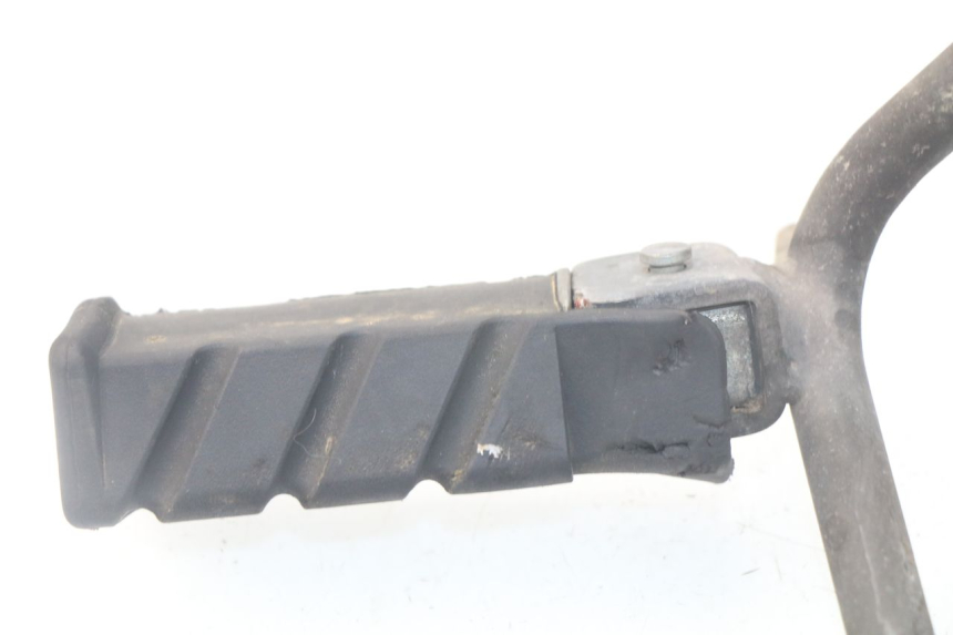 photo de PAIRE CALE PIED ARRIERE HONDA SES DYLAN 125 (2002 - 2006) - Gros plan technique