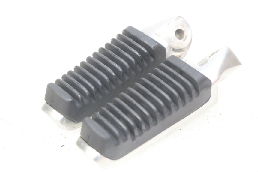 photo de PAIRE CALE PIED ARRIERE SUZUKI SIXTEEN 125 (2008 - 2010) - Vue principale