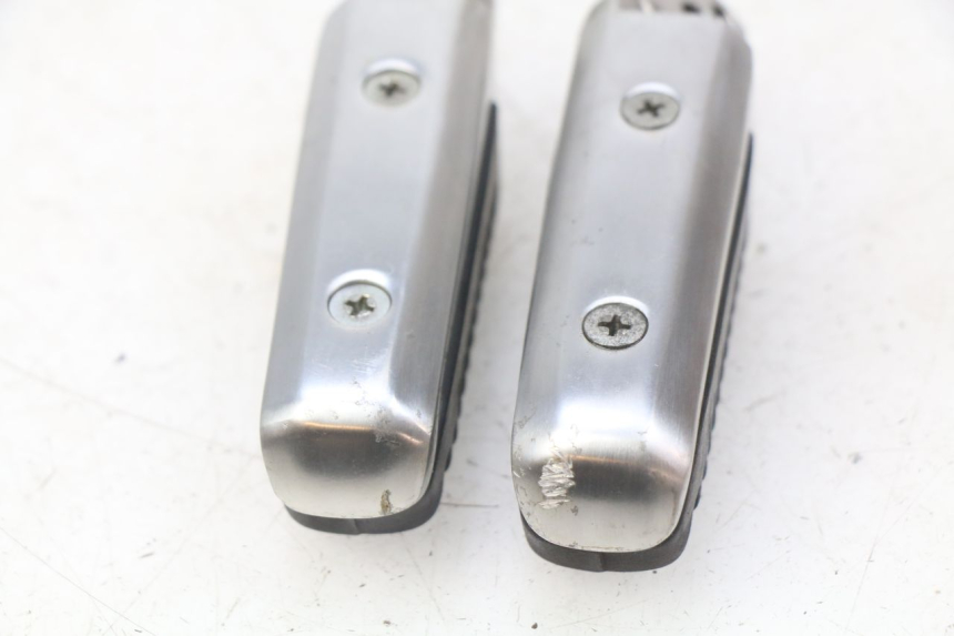 photo de PAIRE CALE PIED ARRIERE SUZUKI SIXTEEN 125 (2008 - 2010) - Détail de la pièce