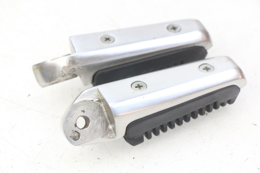 photo de PAIRE CALE PIED ARRIERE SUZUKI SIXTEEN 125 (2008 - 2010) - Zoom état d’usage