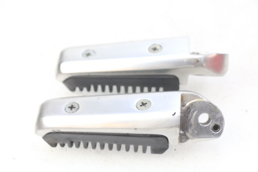 photo de PAIRE CALE PIED ARRIERE SUZUKI SIXTEEN 125 (2008 - 2010) - Autre angle de vue