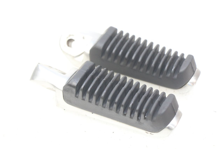 photo de PAIRE CALE PIED ARRIERE SUZUKI SIXTEEN 125 (2008 - 2010) - Gros plan technique
