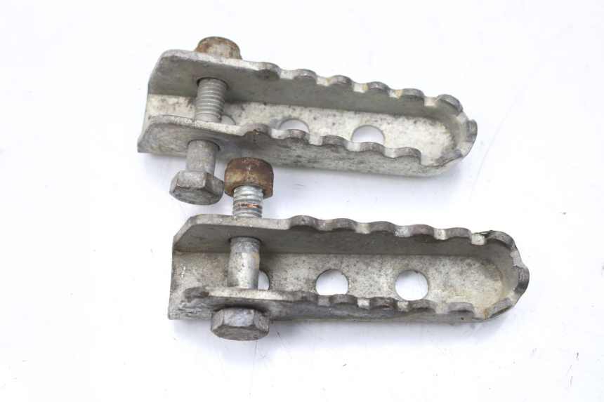 photo de PAIRE CALE PIED ARRIERE GILERA SMT SUPERMOTARD 50 (2009 - 2017) - Autre angle de vue