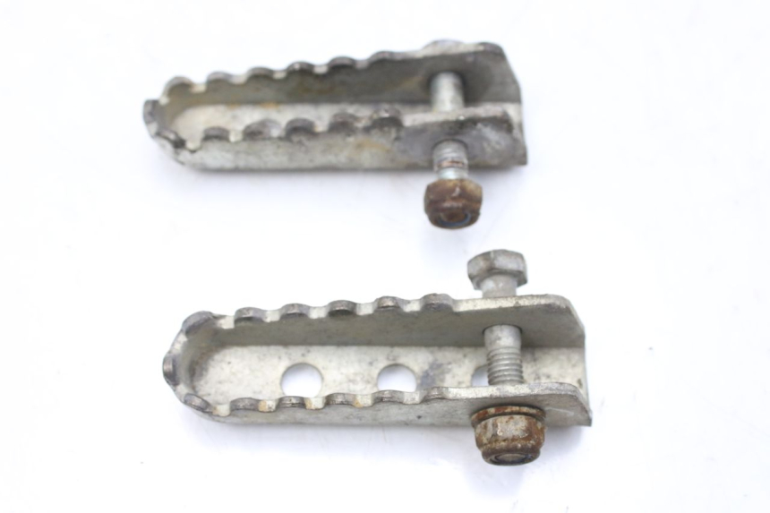 photo de PAIRE CALE PIED ARRIERE GILERA SMT SUPERMOTARD 50 (2009 - 2017) - Gros plan technique