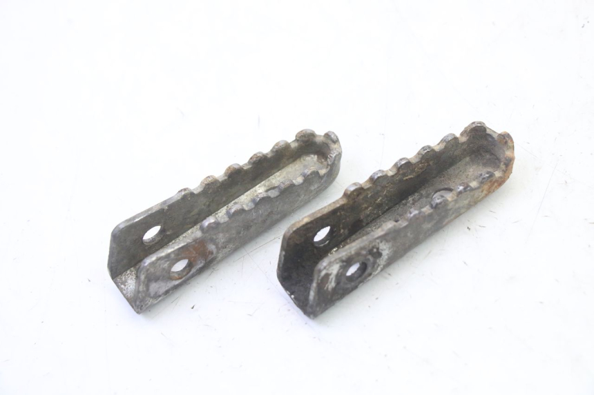 photo de PAIRE CALE PIED ARRIERE GILERA SMT SUPERMOTARD 50 (2009 - 2017) - Autre angle de vue