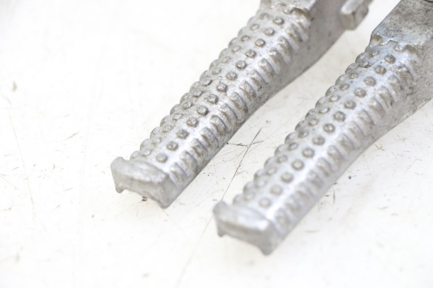 photo de PAIRE CALE PIED ARRIERE PEUGEOT SPEEDFIGHT 2 LC 50 (2000 - 2009) - Zoom état d’usage